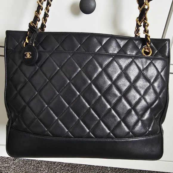 CHANEL Vintage Black Quilted Leather Shoulder Bag - Picture 2 of 16